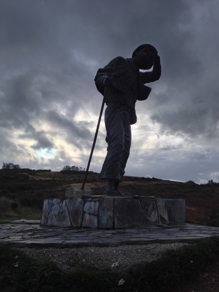 Pilgrim statue at Alto de Poio